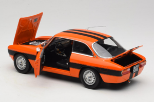 Alfa Romeo 2000 GTV Orange Norev 1:18 187918 Metal — billede 5 af 8