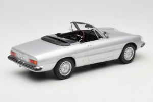 Alfa Romeo 2000 Spider Sølv Norev 1:18 187884 Metal — billede 2 af 6