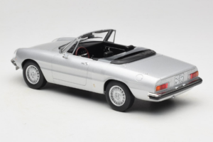 Alfa Romeo 2000 Spider Sølv Norev 1:18 187884 Metal — billede 5 af 6
