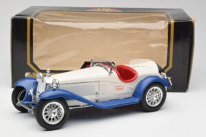 Alfa Romeo 2300 Spider Hvid & Blå Bburago 1:18 3008-M1 Metal — billede 6 af 6