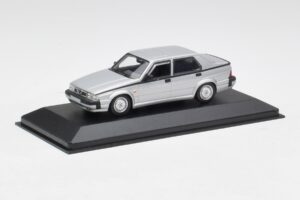 Alfa Romeo 75 3.0 V6 Sølv Minichamps 1:43 400120461 Metal — billede 2 af 4