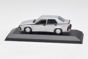 Alfa Romeo 75 3.0 V6 Sølv Minichamps 1:43 400120461 Metal