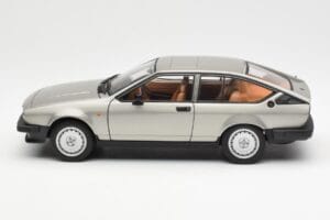 Alfa Romeo Alfetta GTV 2.0 Grå Metallic AUTOart 1:18 70147 Metal — billede 4 af 8