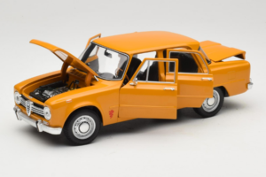 Alfa Romeo Giulia 1300 Super Orange Minichamps 1:18 180120900 Metal — billede 2 af 8