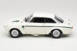 Alfa Romeo GTA 1300 Junior Hvid Minichamps 1:18 100120501 Metal — billede 4 af 8