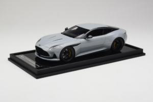 Aston Martin DB12 Nardo Gray MotorHelix 1:18 MH027NG Resin — billede 2 af 7
