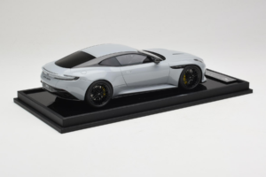 Aston Martin DB12 Nardo Gray MotorHelix 1:18 MH027NG Resin — billede 3 af 7