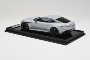Aston Martin DB12 Nardo Gray MotorHelix 1:18 MH027NG Resin — billede 5 af 7