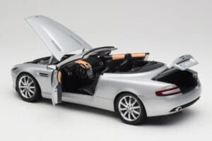 Aston Martin DB9 Volante Sølv Minichamps 1:18 150137334 Metal — billede 5 af 8