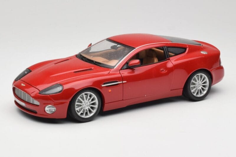 Aston Martin V12 Vanquish Rød Bburago 1:18 34063 Metal