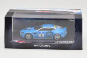 Aston Martin V12 Vantage #7 U. Bez / Porritt / R. Meaden / Mathai 24 Hours Nurburgring 2009 Minichamps 1:43 437091307 Metal — billede 4 af 4