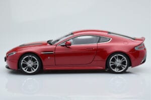 Aston Martin V12 Vantage Rød AUTOart 1:18 70208 Metal — billede 4 af 8