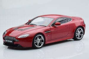 Aston Martin V12 Vantage Rød AUTOart 1:18 70208 Metal