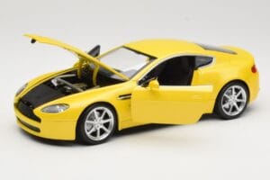 Aston Martin V8 Vantage Gul Hot Wheels 1:18 G7159 Metal — billede 2 af 8