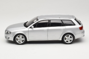Audi A4 B7 3.2 Quattro Avant Sølv Minichamps 1:18 5010404215 Metal — billede 4 af 8