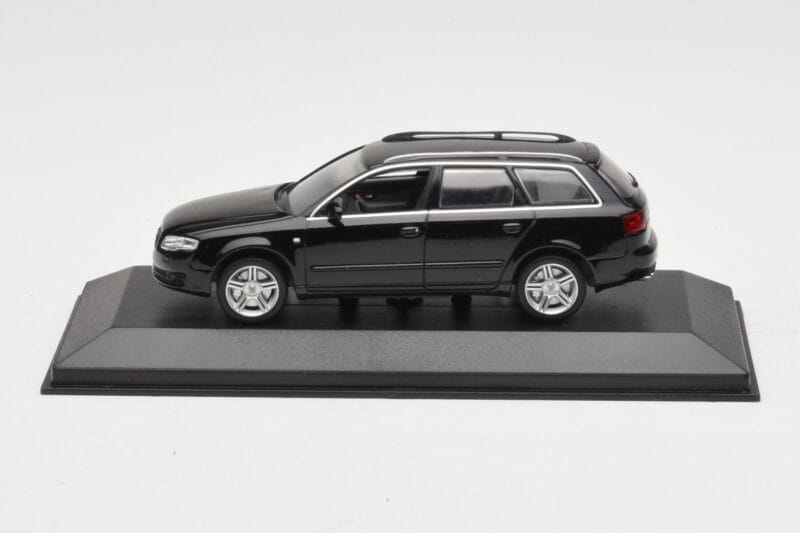 Audi A4 B7 Avant Sort Minichamps 1:43 AUDI008 Metal
