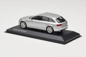 Audi A4 B8 Avant Ice Silver Minichamps 1:43 5011204213 Metal — billede 3 af 4