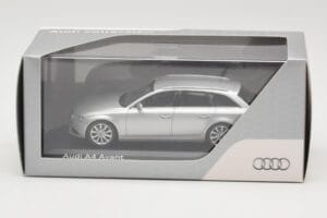 Audi A4 B8 Avant Ice Silver Minichamps 1:43 5011204213 Metal — billede 4 af 4