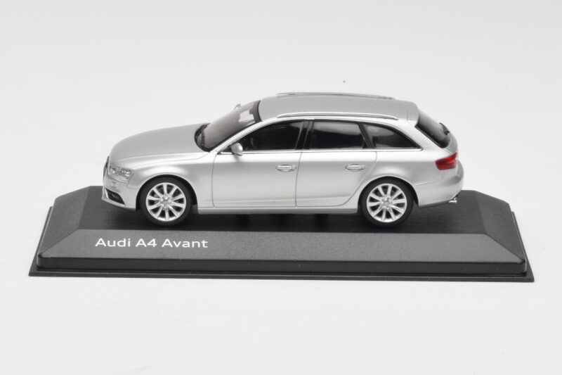 Audi A4 B8 Avant Ice Silver Minichamps 1:43 5011204213 Metal