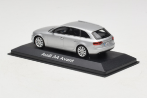 Audi A4 B8 Avant Ice Silver Minichamps 1:43 5011204213-R1 Metal — billede 3 af 4