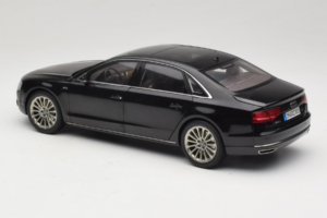 Audi A8L D3 W12 Phantom Black Kyosho 1:18 5011008125 Metal — billede 7 af 8