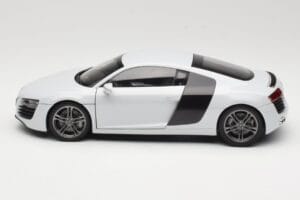 Audi R8 Type 42 Suzuka Grey Kyosho 1:18 09213SG Metal — billede 4 af 8