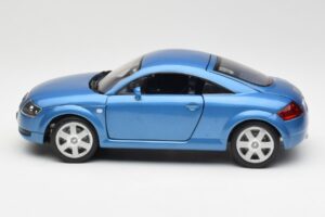 Audi TT 8N Blå Revell 1:18 8954 Metal — billede 4 af 8