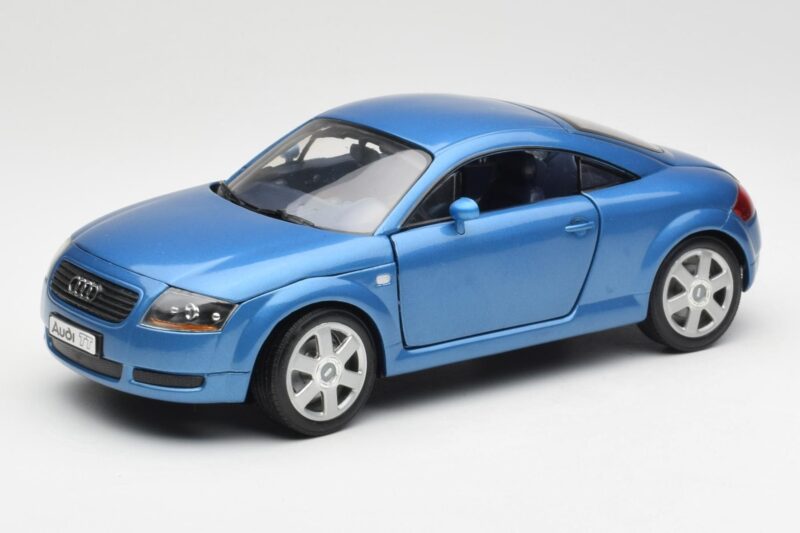 Audi TT 8N Blå Revell 1:18 8954 Metal