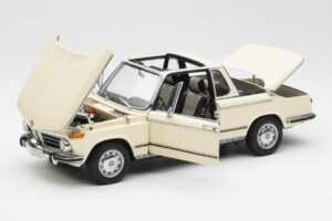 BMW 2002 Baur Cabriolet E10 Chamonix Hvid AUTOart 1:18 70532 Metal — billede 2 af 8
