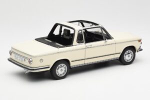 BMW 2002 Baur Cabriolet E10 Chamonix Hvid AUTOart 1:18 70532 Metal — billede 3 af 8