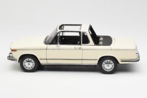 BMW 2002 Baur Cabriolet E10 Chamonix Hvid AUTOart 1:18 70532 Metal — billede 4 af 8