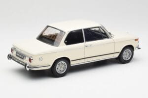 BMW 2002 Hvid Kyosho 1:18 08541W Metal — billede 3 af 8