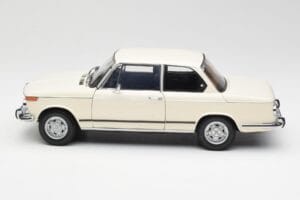 BMW 2002 Hvid Kyosho 1:18 08541W Metal — billede 4 af 8