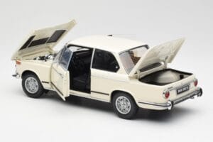 BMW 2002 Hvid Kyosho 1:18 08541W Metal — billede 5 af 8