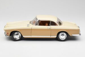 BMW 503 Beige Revell 1:18 8832 Metal — billede 4 af 8