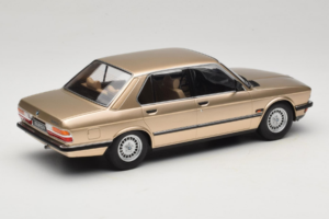 BMW 520i E28 Gold Metallic IXO 1:18 18CMC184 Metal — billede 2 af 6