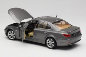 BMW 530i E60 Grey Metallic Revell 1:18 08841 Metal — billede 5 af 8