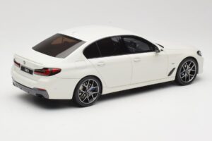 BMW 545e xDrive M-Sport G30 Hvid GT Spirit 1:18 GT496 Resin — billede 2 af 6