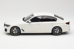 BMW 545e xDrive M-Sport G30 Hvid GT Spirit 1:18 GT496 Resin — billede 3 af 6