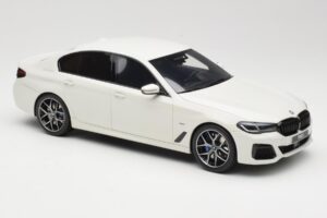 BMW 545e xDrive M-Sport G30 Hvid GT Spirit 1:18 GT496 Resin — billede 4 af 6