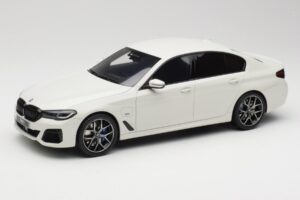 BMW 545e xDrive M-Sport G30 Hvid GT Spirit 1:18 GT496 Resin