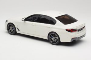 BMW 545e xDrive M-Sport G30 Hvid GT Spirit 1:18 GT496 Resin — billede 5 af 6