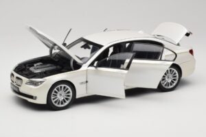 BMW 7 Series F02 760Li Brilliant White Kyosho 1:18 08783BRW Metal — billede 2 af 8