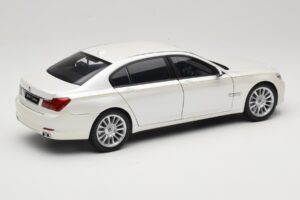 BMW 7 Series F02 760Li Brilliant White Kyosho 1:18 08783BRW Metal — billede 3 af 8
