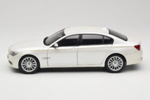 BMW 7 Series F02 760Li Brilliant White Kyosho 1:18 08783BRW Metal — billede 4 af 8