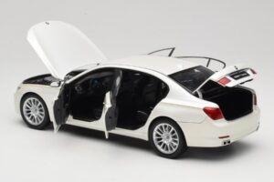 BMW 7 Series F02 760Li Brilliant White Kyosho 1:18 08783BRW Metal — billede 5 af 8
