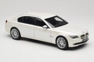 BMW 7 Series F02 760Li Brilliant White Kyosho 1:18 08783BRW Metal — billede 6 af 8