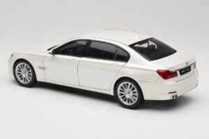 BMW 7 Series F02 760Li Brilliant White Kyosho 1:18 08783BRW Metal — billede 7 af 8