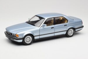 BMW 730i E32 Lyseblå Metallic Minichamps 1:18 100023008 Metal