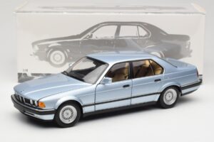 BMW 730i E32 Lyseblå Metallic Minichamps 1:18 100023008 Metal — billede 8 af 8